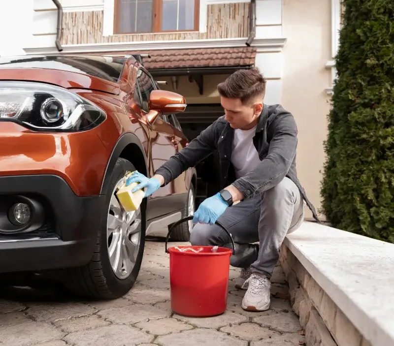 Lavage auto à domicile Francescas : professionnel intervenant sur un véhicule